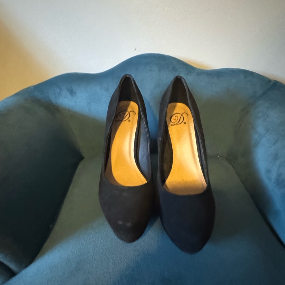 Delicious Black Suede Women's Pumps